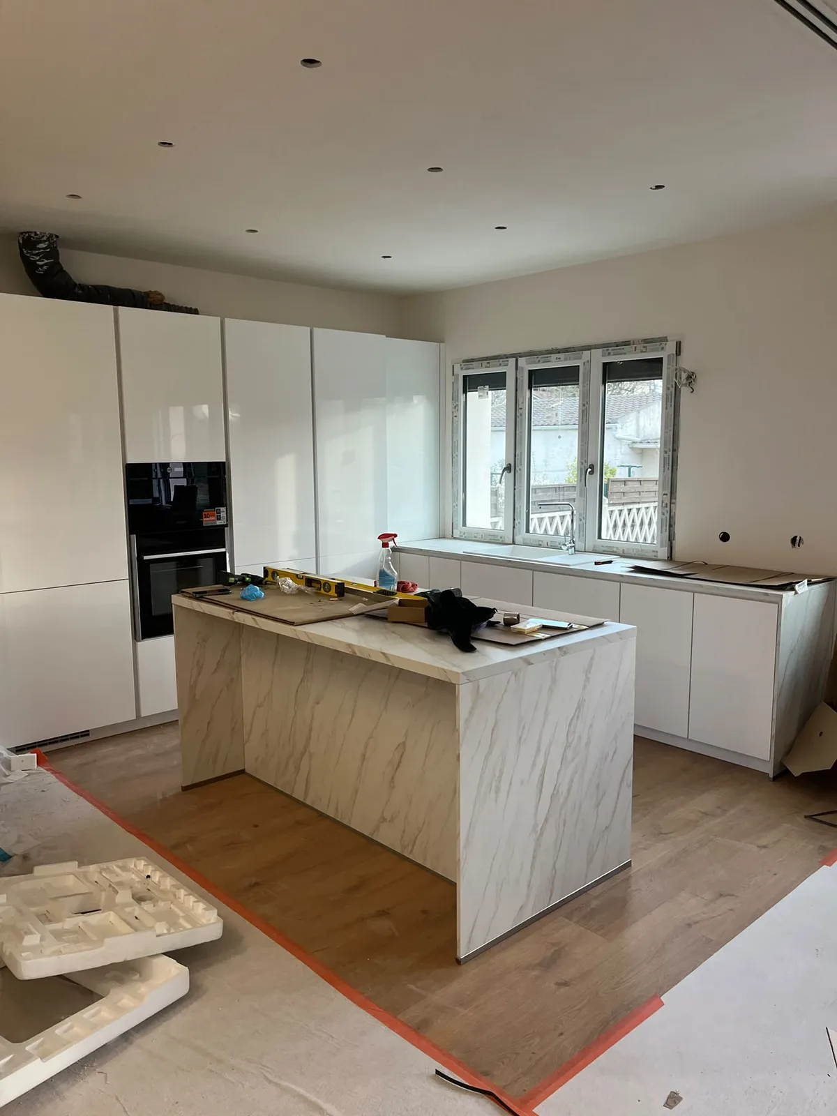 Pose d'une cuisine sur mesure avec îlot — Chantier 1