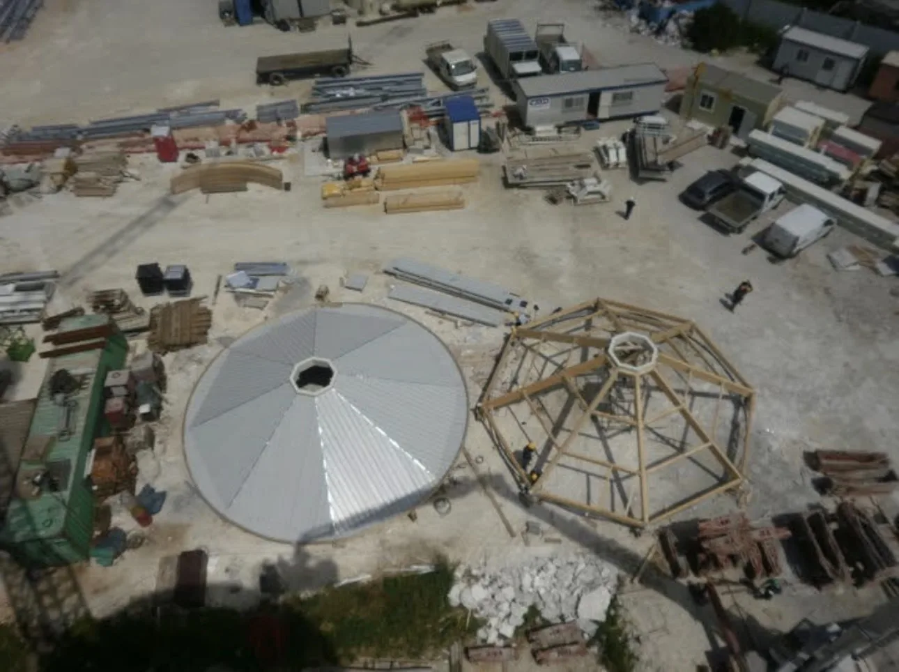 Charpentes métalliques : assemblage et levage de toitures coniques — Chantier 2
